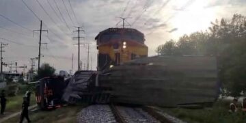 Tráiler termina volcado Apodaca