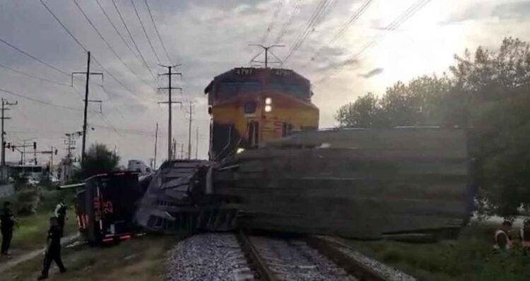 Tráiler termina volcado Apodaca