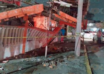 Trailero derriba barda y losa de una casa tras chocar en Ciudad Madero, Tamaulipas