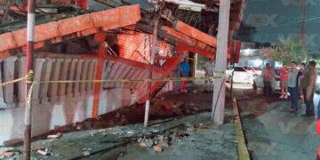 Trailero derriba barda y losa de una casa tras chocar en Ciudad Madero, Tamaulipas