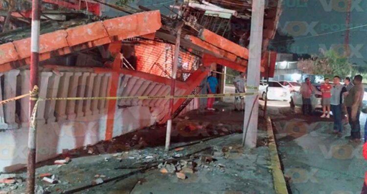 Trailero derriba barda y losa de una casa tras chocar en Ciudad Madero, Tamaulipas