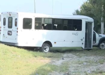 Transporte de personal sufre accidente tras sufrir una presunta falla mecánica en García, NL