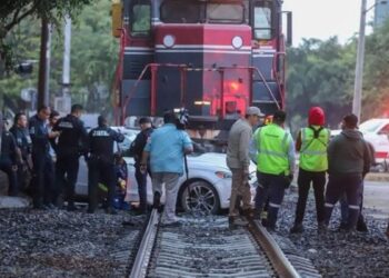 Tren embiste auto Guadalajara