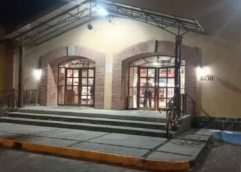 Tres hombres asaltan Sanborns