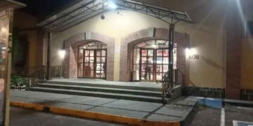 Tres hombres asaltan Sanborns