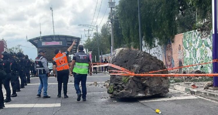 Una roca cae del cerro del Tepeyac y deja a un hombre lesionado en CDMX