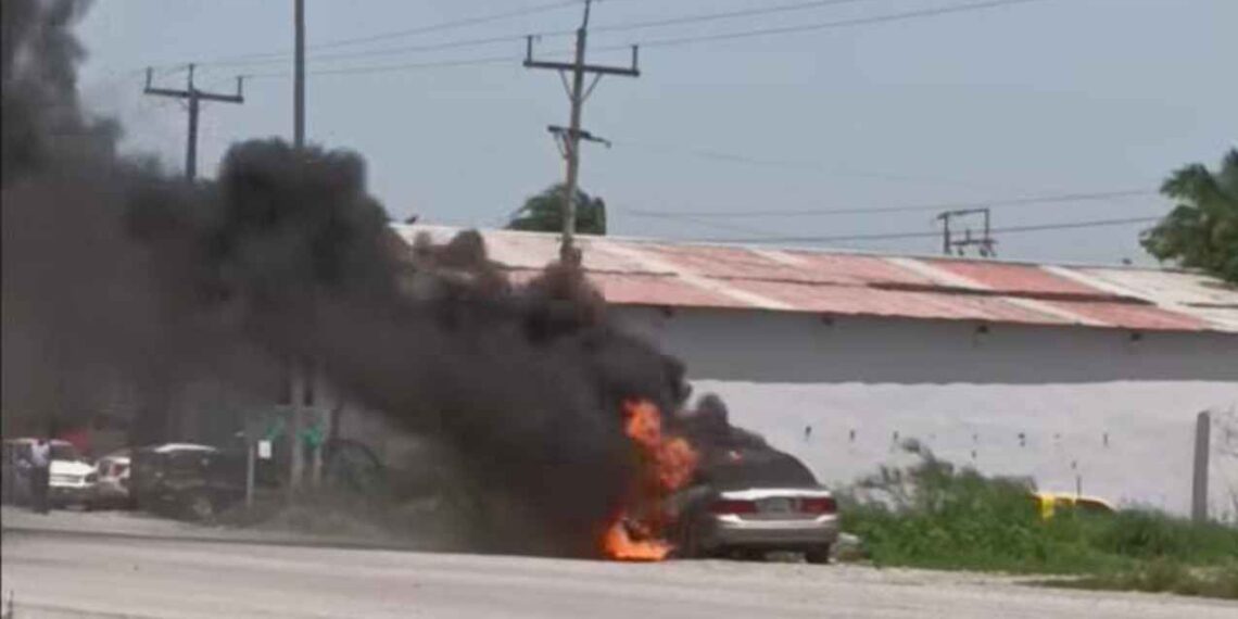 vehículo en llamas carretera 82