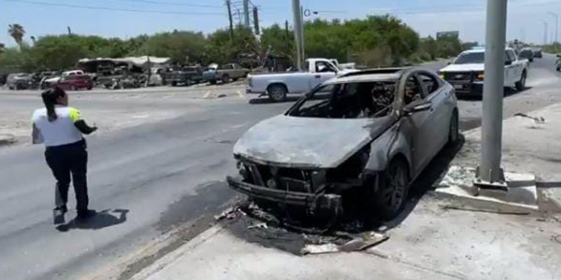 automóvil llamas Nuevo Laredo