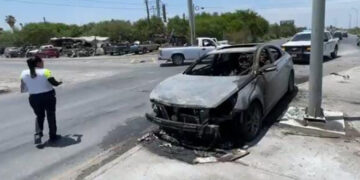 automóvil llamas Nuevo Laredo