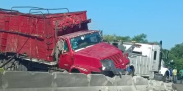 Volcadura de camión con limón persa desata rapiña en la Tampico-Valles