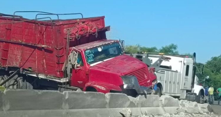 Volcadura de camión con limón persa desata rapiña en la Tampico-Valles