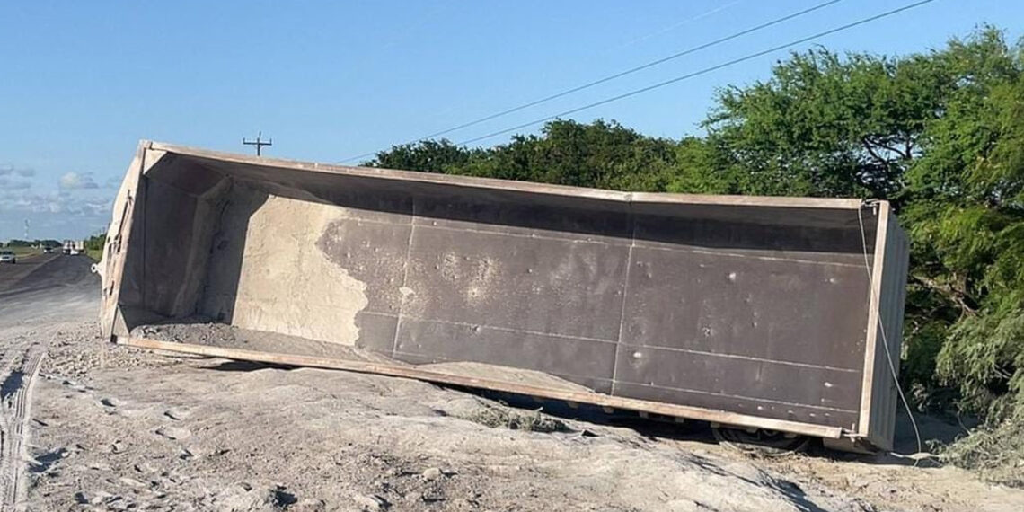 Volcadura de remolque provoca cierre parcial en la carretera Victoria–Matamoros