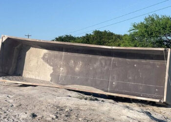 Volcadura de remolque provoca cierre parcial en la carretera Victoria–Matamoros