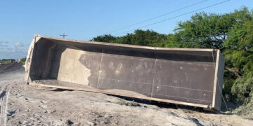 Volcadura de remolque provoca cierre parcial en la carretera Victoria–Matamoros