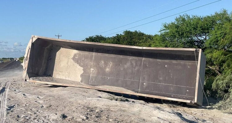 Volcadura de remolque provoca cierre parcial en la carretera Victoria–Matamoros