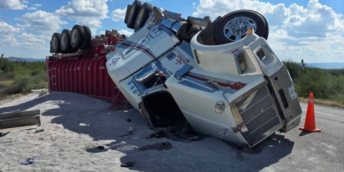 Circulación parcial por volcadura de tractocamión en Tula
