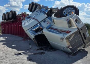 Circulación parcial por volcadura de tractocamión en Tula