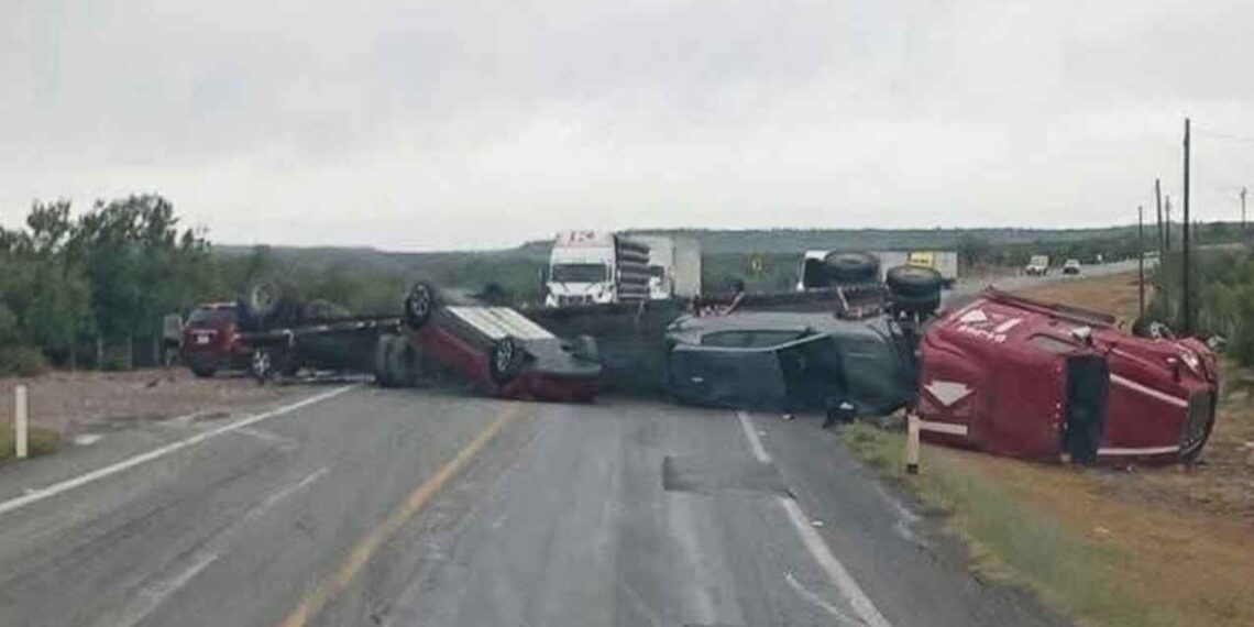 Volcadura de tráiler bloquea carretera Monterrey-Nuevo Laredo