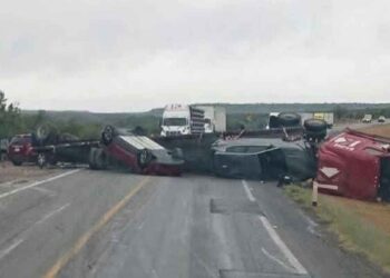 Volcadura de tráiler bloquea carretera Monterrey-Nuevo Laredo