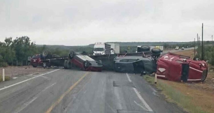 Volcadura de tráiler bloquea carretera Monterrey-Nuevo Laredo