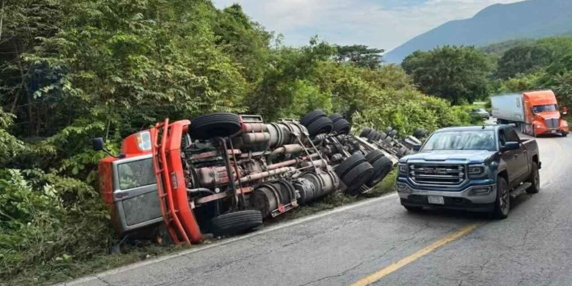 Volcadura de tráiler de doble remolque complica tránsito en la carretera Llera-Mante