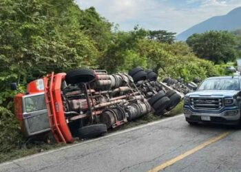 Volcadura de tráiler de doble remolque complica tránsito en la carretera Llera-Mante