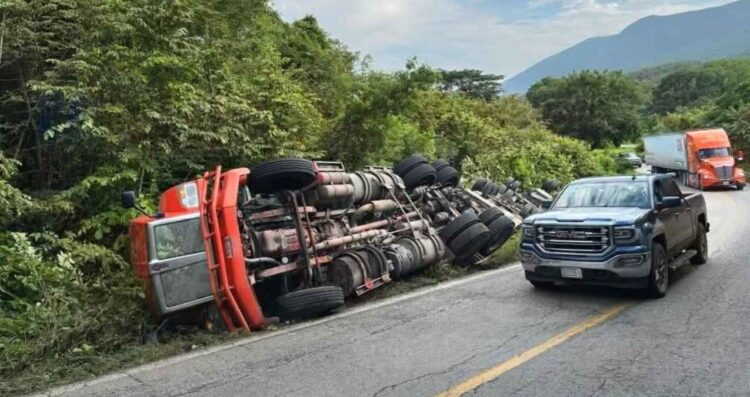 Volcadura de tráiler de doble remolque complica tránsito en la carretera Llera-Mante