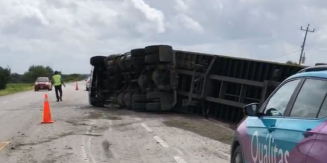 Volcadura de tráiler en carretera Mante-Tampico deja solo daños materiales en Tamaulipas