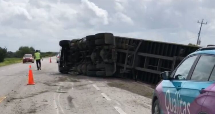 Volcadura de tráiler en carretera Mante-Tampico deja solo daños materiales en Tamaulipas