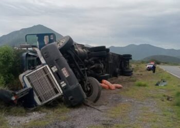 Vuelca camión con zanahorias en Jaumave, Tamaulipas