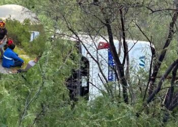 Vuelca camión de personal en Salinas Victoria, Nuevo León; hay al menos 10 lesionados