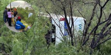 Vuelca camión de personal en Salinas Victoria, Nuevo León; hay al menos 10 lesionados