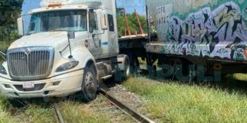 accidente de tráiler con tren en Altamira