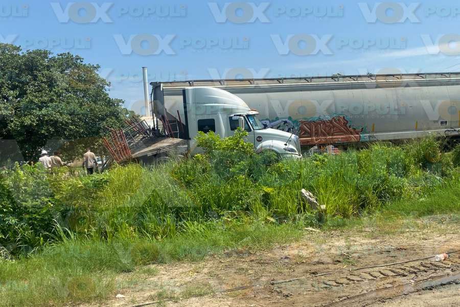 accidente de tráiler con tren en Altamira