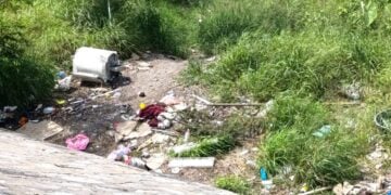 basura en río San Marcos en Victoria