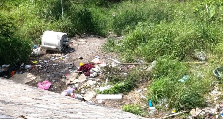basura en río San Marcos en Victoria