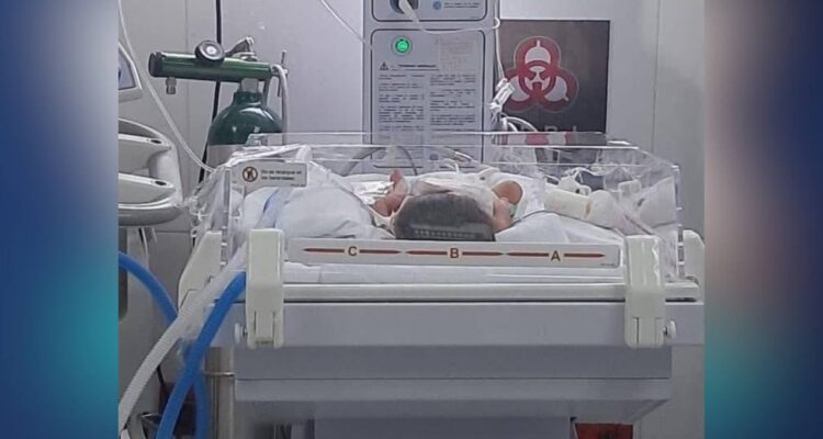 bebé en cuidados intensivos en Victoria