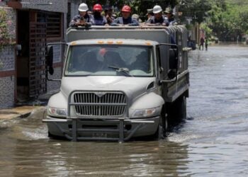 Se desborda el río Tamesí y el agua inunda calles de Tampico, Tamaulipas