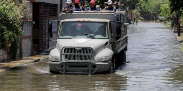 Se desborda el río Tamesí y el agua inunda calles de Tampico, Tamaulipas