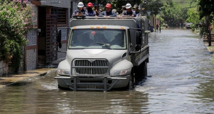 Se desborda el río Tamesí y el agua inunda calles de Tampico, Tamaulipas