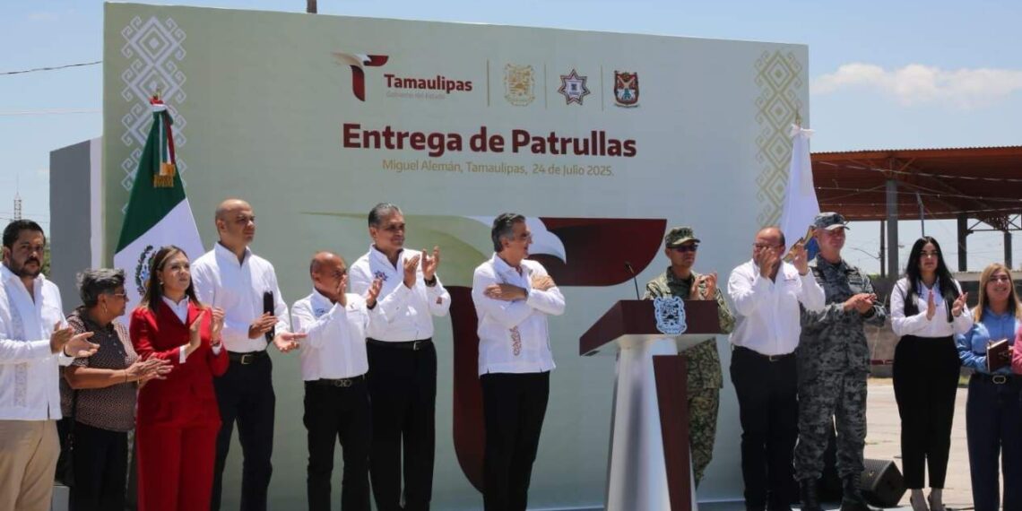 entrega de patrullas a nuevo laredo