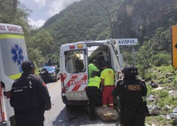 _piedras sobre ambulancia Linares-Galeana