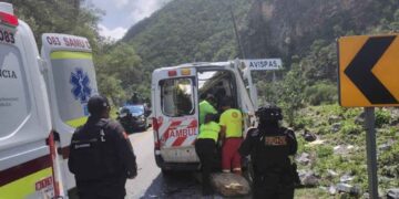 _piedras sobre ambulancia Linares-Galeana