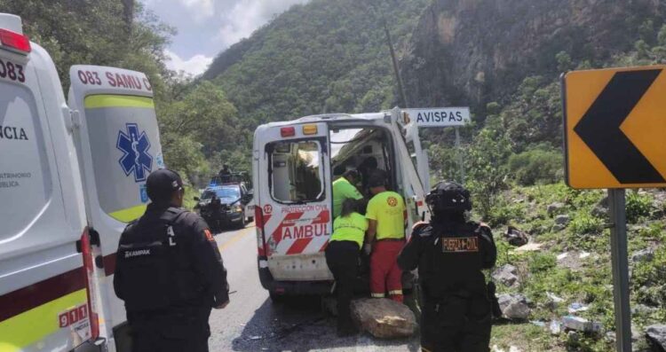 _piedras sobre ambulancia Linares-Galeana