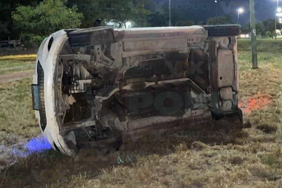 volcadura de auto en Victoria