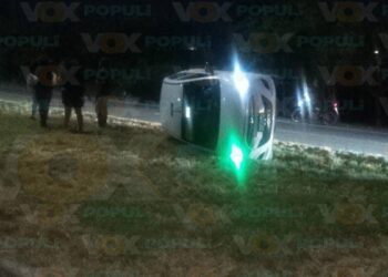 volcadura de auto en Victoria