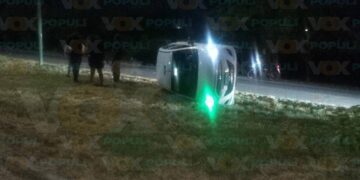 volcadura de auto en Victoria