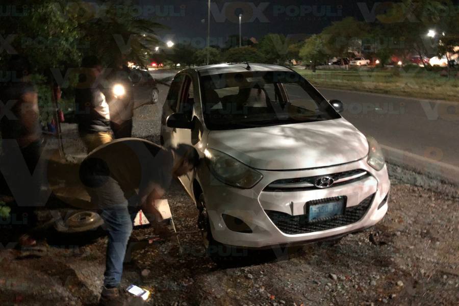 volcadura de auto en Victoria