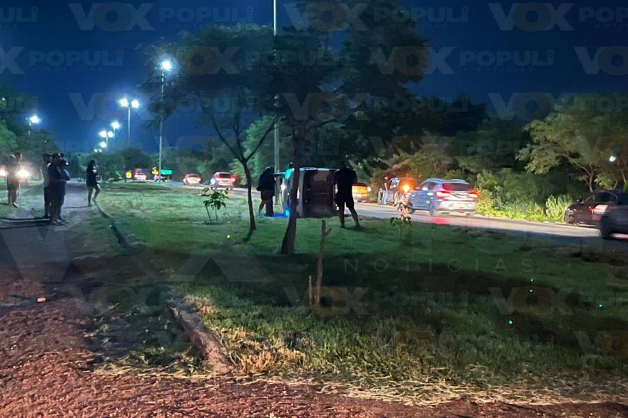 volcadura de auto en Victoria