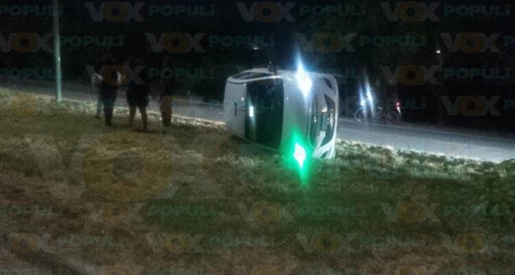 volcadura de auto en Victoria